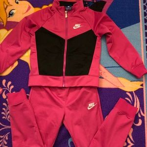 Girls Nike Jogging Suit